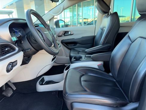 Used 2023 Chrysler Pacifica Touring-L image 13