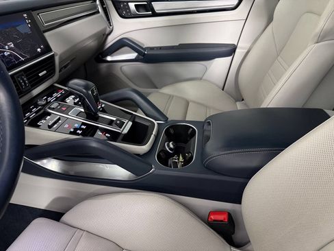 Certified 2023 Porsche Cayenne Turbo AWD/4WD image 23