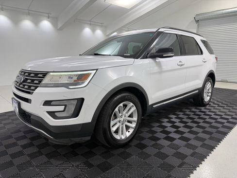 Used 2017 Ford Explorer XLT image 3