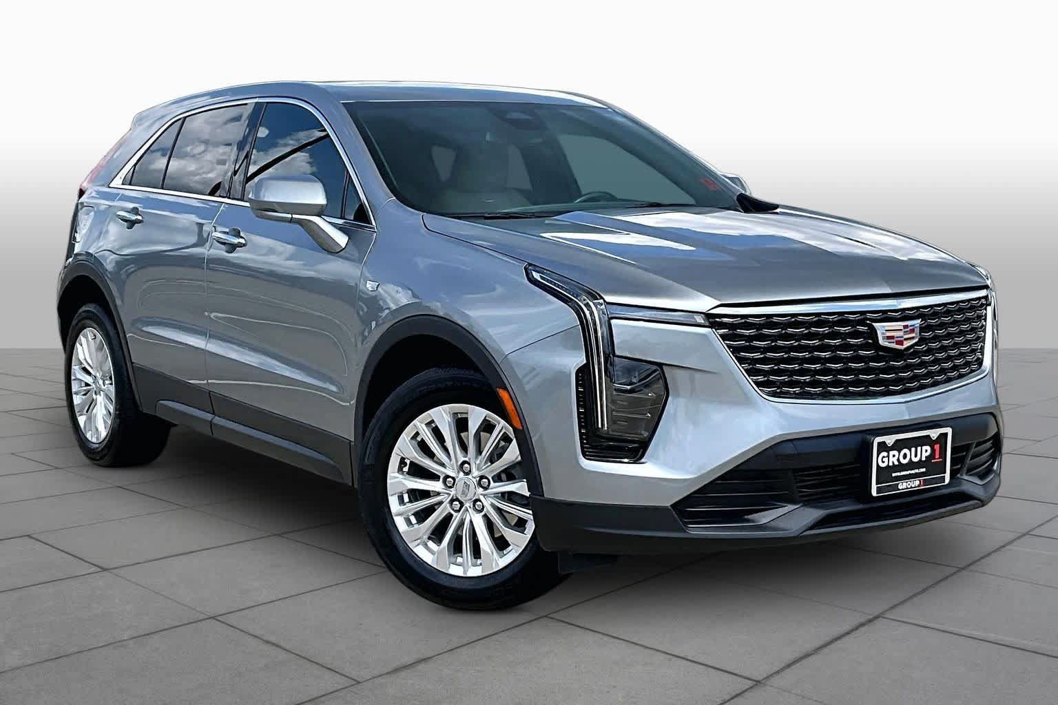 Used 2024 Cadillac XT4 Luxury w/ Cold Weather Package FWD image 3