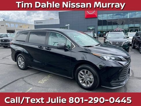 Used 2024 Toyota Sienna LE AWD/4WD image 1