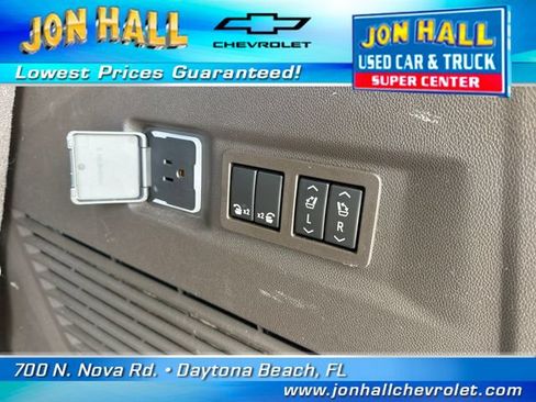 Used 2023 GMC Yukon SLT w/ SLT Premium Package AWD/4WD image 11