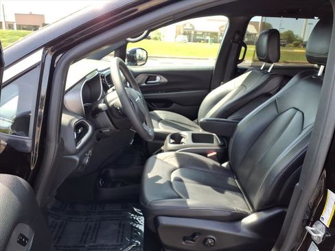 Used 2025 Chrysler Pacifica Select FWD image 25