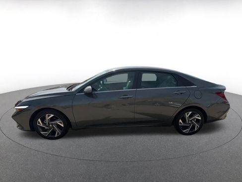 Used 2025 Hyundai Elantra Limited image 9