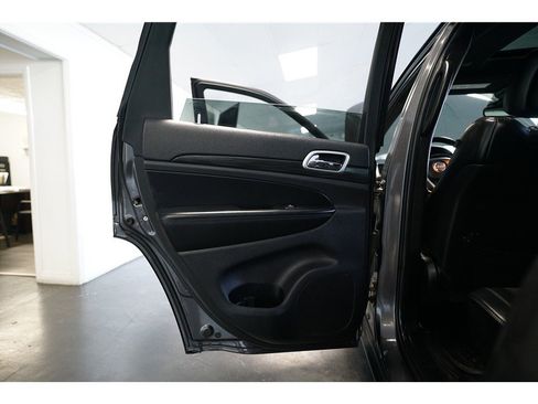 Used 2019 Jeep Grand Cherokee Altitude image 15