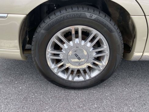 Used 2006 Lincoln Town Car Designer Series RWD image 9