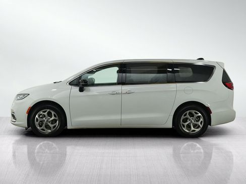 Used 2024 Chrysler Pacifica Limited FWD image 2