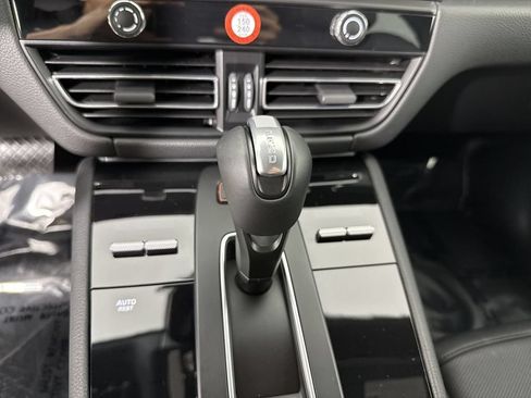 Certified 2025 Porsche Macan AWD/4WD image 33