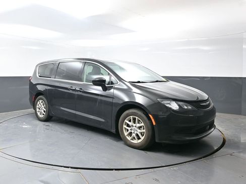 Used 2023 Chrysler Voyager LX FWD image 5