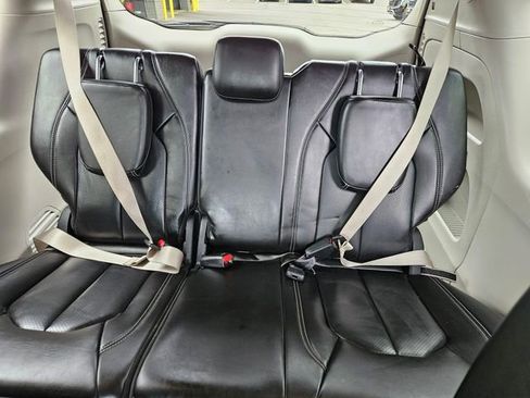 Used 2023 Chrysler Pacifica Touring-L FWD image 16