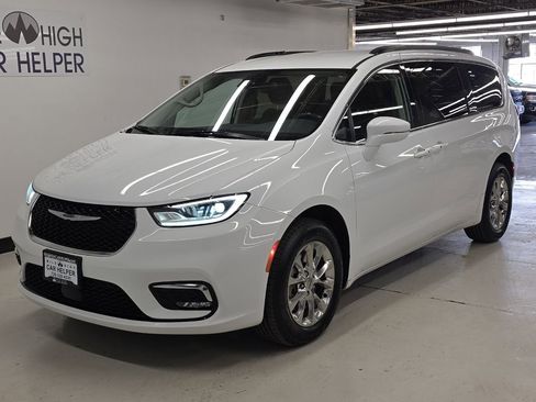 Used 2022 Chrysler Pacifica Touring-L image 14