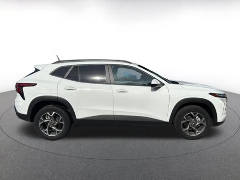 Used 2025 Chevrolet Trax LT FWD image 15