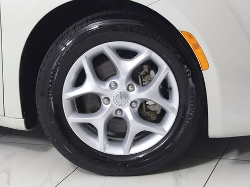 Used 2017 Chrysler Pacifica Touring-L w/ Tire & Wheel Group FWD image 16