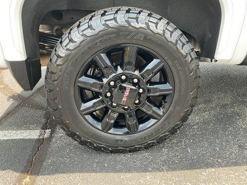 Used 2025 GMC Sierra 2500 AT4 w/ AT4 Premium Plus Package AWD/4WD image 9