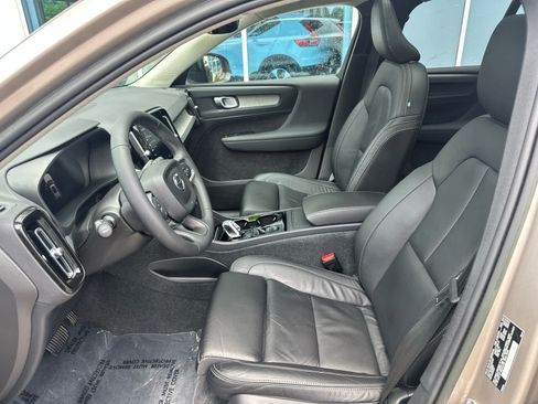 Used 2023 Volvo XC40 B5 Plus w/ Driver Assist Package AWD/4WD image 9