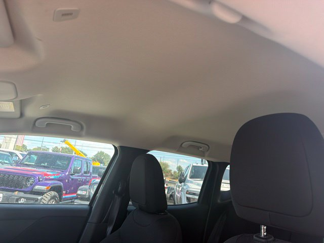 Used 2018 Jeep Renegade Latitude FWD image 9