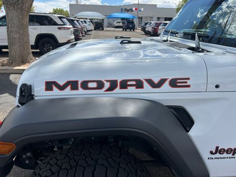 Used 2025 Jeep Gladiator Mojave w/ Convenience Group AWD/4WD image 24