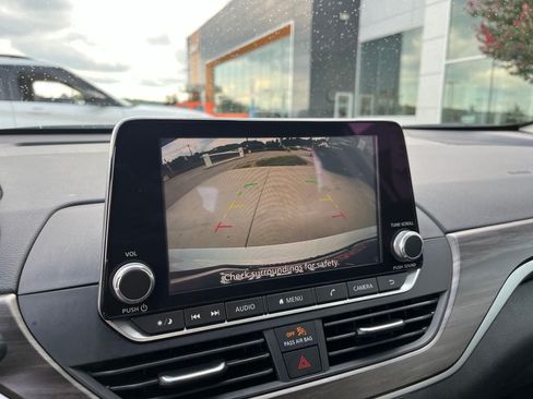 Used 2025 Nissan Altima 2.5 SV FWD image 12