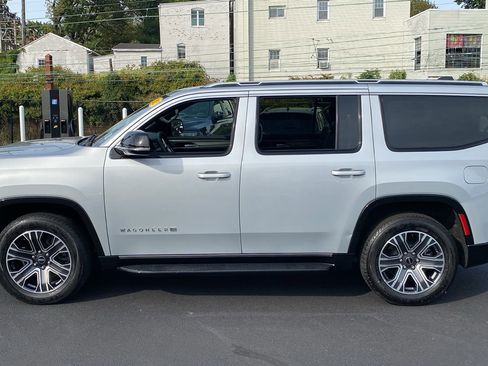 Used 2025 Jeep Wagoneer 4WD w/ Premium Group I image 4