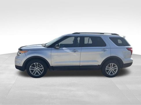 Used 2014 Ford Explorer XLT w/ Equipment Group 202A AWD/4WD image 2