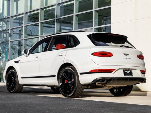 Used 2025 Bentley Bentayga image 3