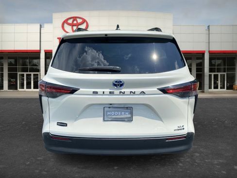 Certified 2021 Toyota Sienna XLE FWD image 6