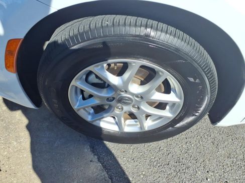 Used 2023 Chrysler Pacifica Touring-L image 6