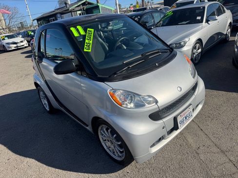 Used 2011 smart fortwo pure RWD image 1