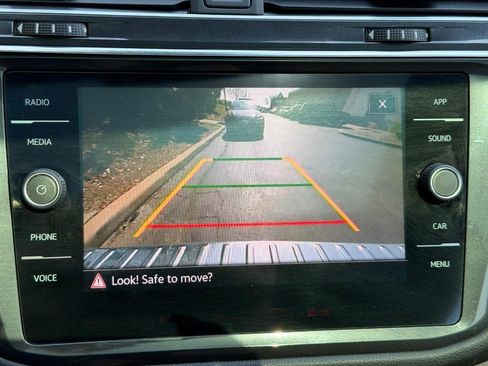 Used 2022 Volkswagen Tiguan SE AWD/4WD image 21