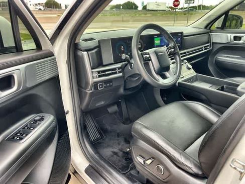 Used 2024 Hyundai Santa Fe SEL FWD image 3