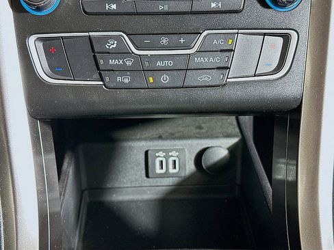 Used 2019 Ford Fusion SE image 16