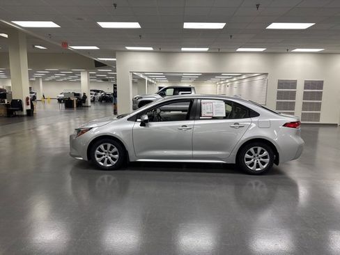 Used 2020 Toyota Corolla LE image 4
