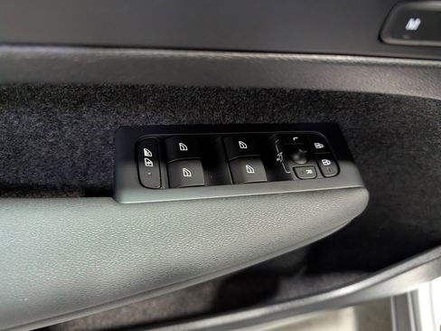 Used 2024 Volvo XC40 B5 Ultimate w/ Protection Package Premier image 14