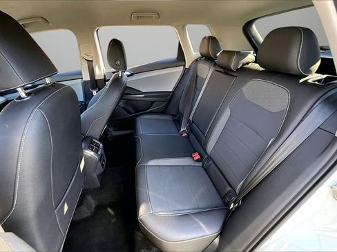 Used 2024 Volkswagen Taos SE image 21