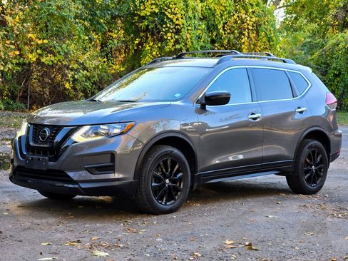 Used 2018 Nissan Rogue SV image 1