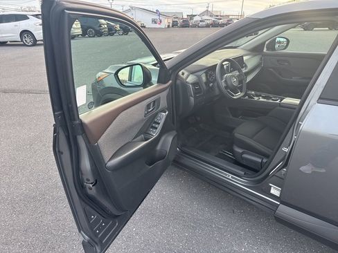 Used 2023 Nissan Rogue S image 15