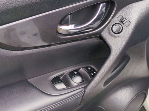 Used 2017 Nissan Rogue SV AWD/4WD image 22
