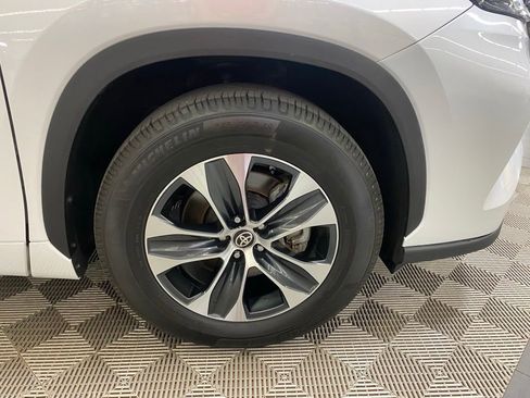 Used 2024 Toyota Highlander XLE FWD image 12