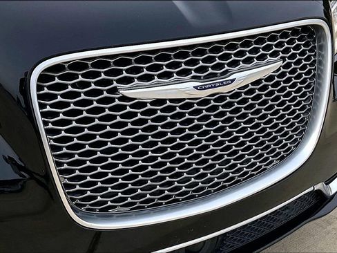 Used 2019 Chrysler 300 C w/ Safetytec Plus Group image 30