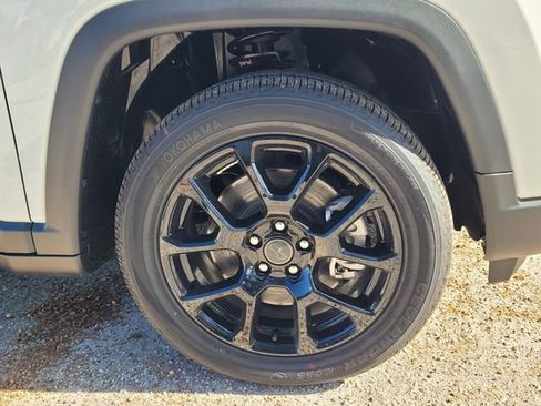 New 2026 Jeep Compass Latitude image 9