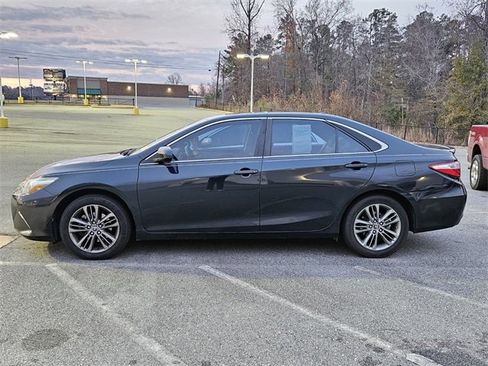 Used 2016 Toyota Camry SE image 4