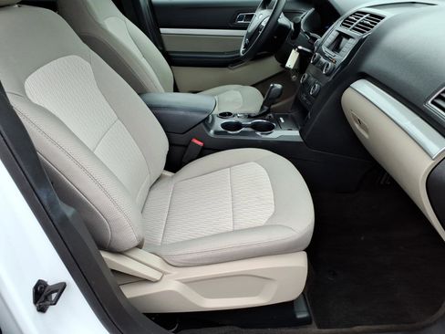 Certified 2018 Ford Explorer FWD image 9
