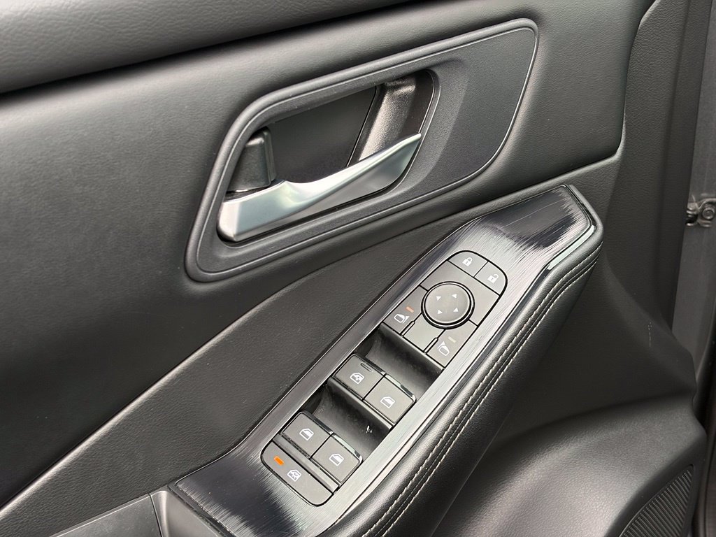 Certified 2025 Nissan Rogue SV FWD image 12