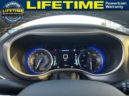 Used 2025 Chrysler Pacifica Select image 26