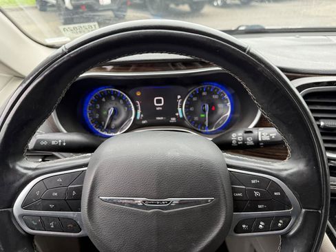 Used 2022 Chrysler Pacifica Limited FWD image 15