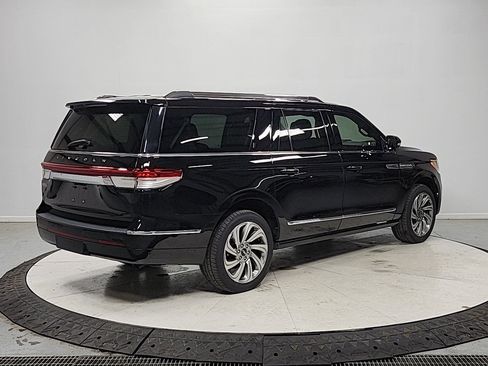 Used 2023 Lincoln Navigator L Reserve AWD/4WD image 7