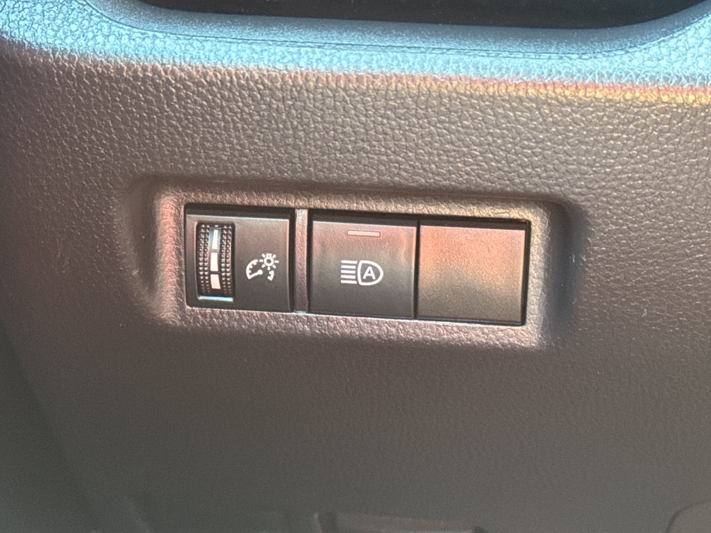 Used 2021 Toyota RAV4 LE AWD/4WD image 31