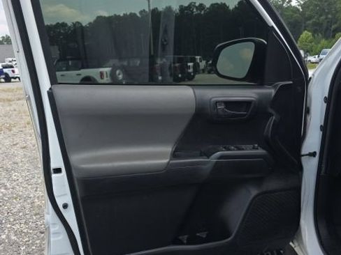 Used 2022 Toyota Tacoma SR AWD/4WD image 9
