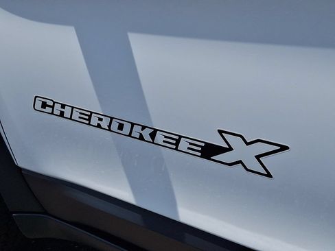 Used 2022 Jeep Cherokee Latitude w/ Sun & Sound Group AWD/4WD image 32