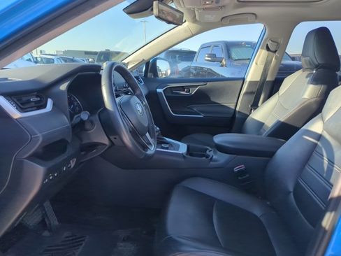 Used 2021 Toyota RAV4 XLE Premium image 12